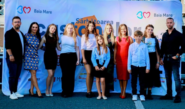 Elevii Clasei Canto Muzică Ușoară a Școlii Populare de Artă Baia Mare au strălucit pe scena Sărbătorii Castanelor