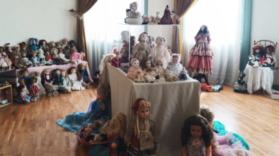 La Centrul Cultural Pastoral din Sighetu Marmației puteți descoperi o expoziție aparte, dedicată păpușilor