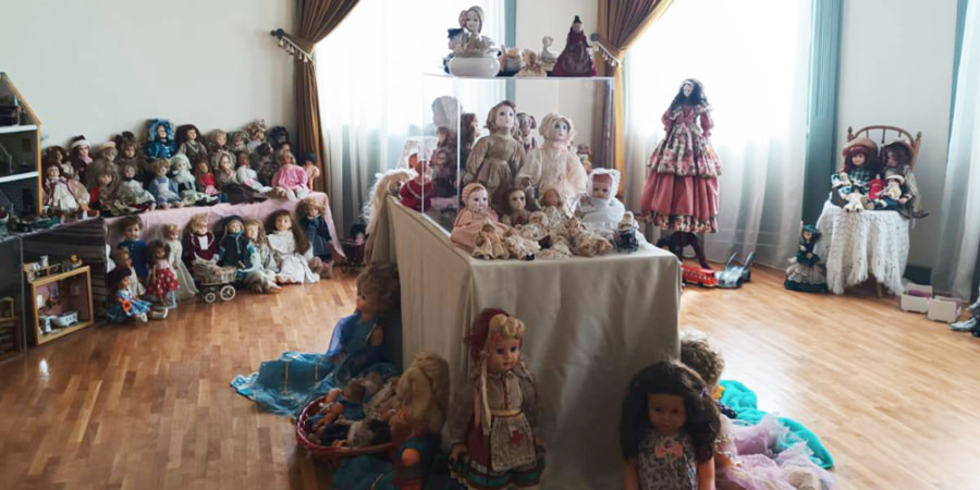 La Centrul Cultural Pastoral din Sighetu Marmației puteți descoperi o expoziție aparte, dedicată păpușilor