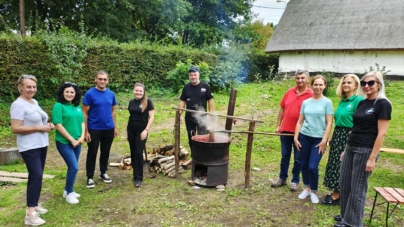La Muzeul Satului din Baia Mare s-a făcut silvoiță ca pe vremea bunicilor