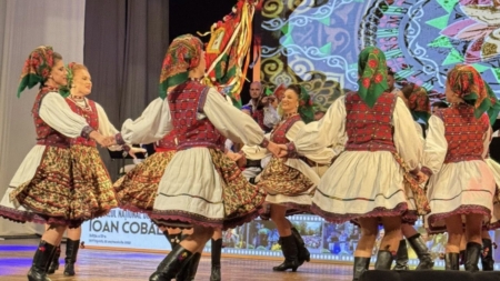 Ansamblul Folcloric Național „Transilvania” a încântat publicul la Festivalul Național de Folclor „Ioan Cobâlă” din Botoșani