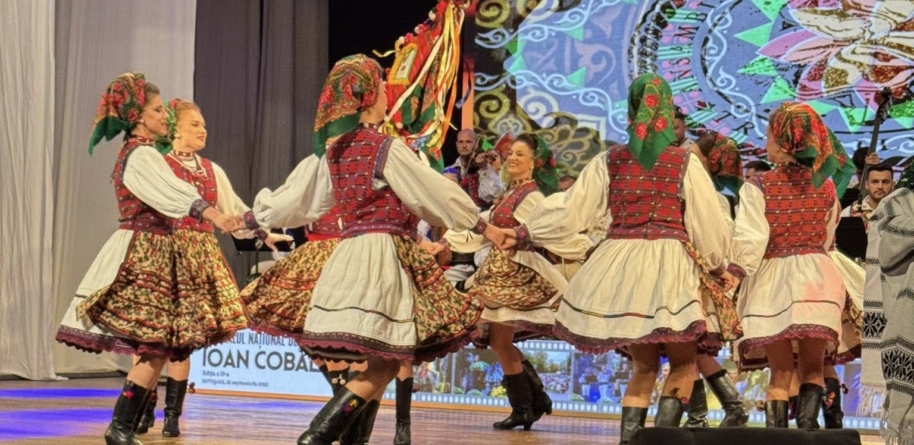 Ansamblul Folcloric Național „Transilvania” a încântat publicul la Festivalul Național de Folclor „Ioan Cobâlă” din Botoșani