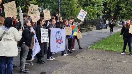 Studenții din Baia Mare s-au ținut de cuvânt: protest în fața Universității