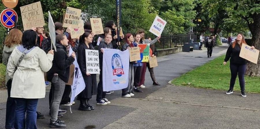 Studenții din Baia Mare s-au ținut de cuvânt: protest în fața Universității