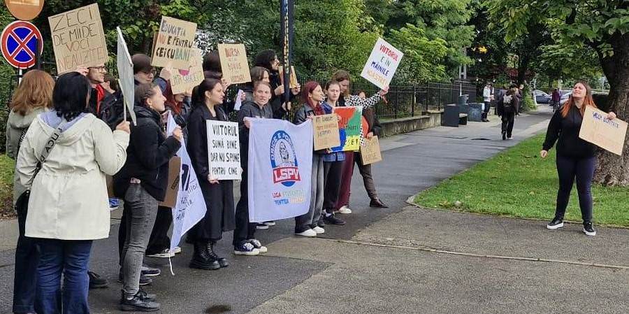 Studenții din Baia Mare s-au ținut de cuvânt: protest în fața Universității