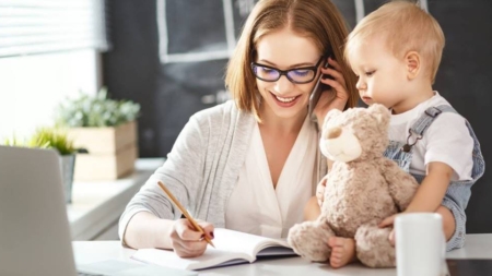 Lege nouă: părinții copiilor cu handicap pot lucra de acasă 8 zile pe lună