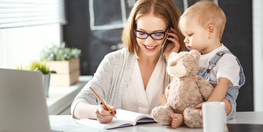 Lege nouă: părinții copiilor cu handicap pot lucra de acasă 8 zile pe lună