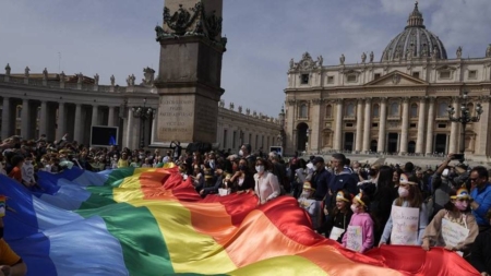 Pelerini în culorile curcubeului la Vatican