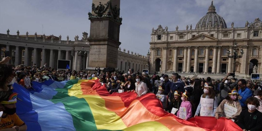 Pelerini în culorile curcubeului la Vatican