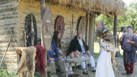 De la templul solar inspirat de Sarmizegetusa, până la casele acoperite cu paie și decorațiunile tradiționale ale dacilor