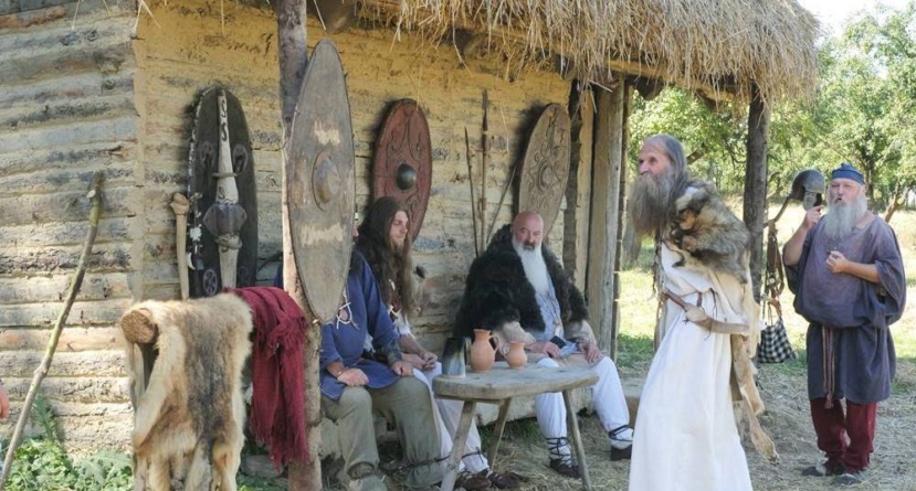 De la templul solar inspirat de Sarmizegetusa, până la casele acoperite cu paie și decorațiunile tradiționale ale dacilor