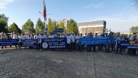 Profesorii și angajații din administrația locală au participat la un protest pașnic, conform programului stabilit