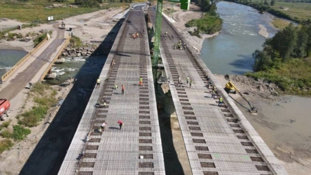 Construcția podului peste Tisa se află pe ultima sută de metri