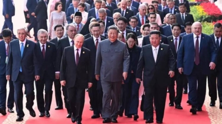 Cronica veselă a dictaturii în trei acte