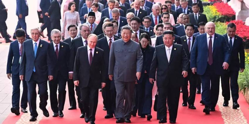 Cronica veselă a dictaturii în trei acte