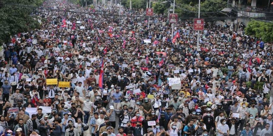 Când Facebook și YouTube dispar, tinerii ies în stradă – 19 morți în Nepal
