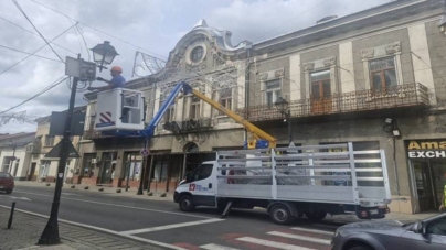 Sărbătoarea Castanelor prinde contur: muncitorii lucrează pentru luminile festive