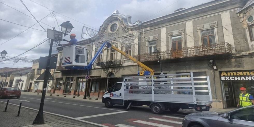 Sărbătoarea Castanelor prinde contur: muncitorii lucrează pentru luminile festive