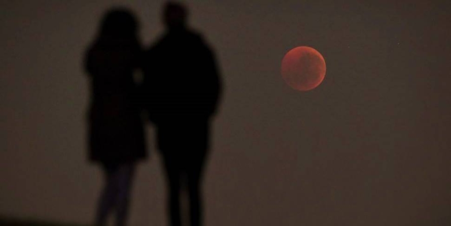 În această seară, „Luna Sângerie” luminează cerul României