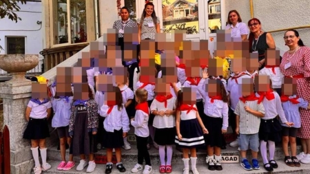 Preșcolarii au fost îmbrăcați în uniforme de pionieri și șoimii patriei, apoi  au recitat saluturi comuniste