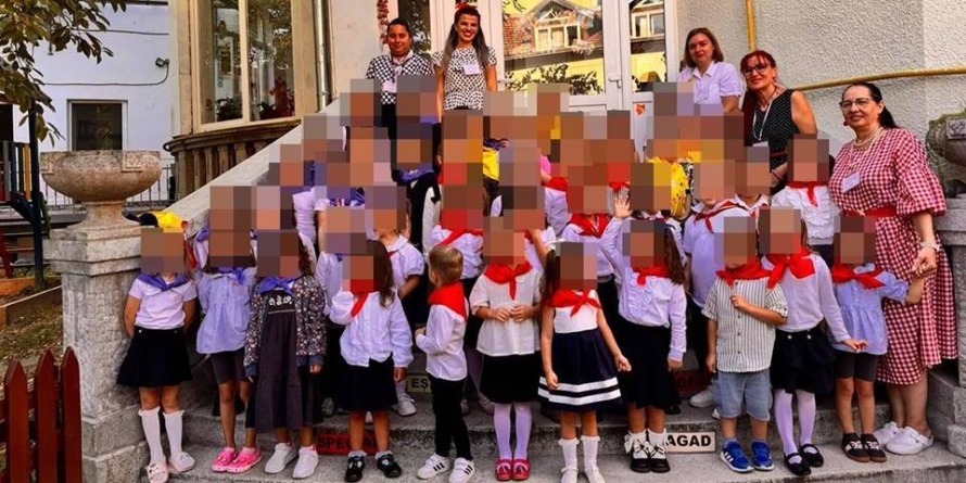 Preșcolarii au fost îmbrăcați în uniforme de pionieri și șoimii patriei, apoi  au recitat saluturi comuniste