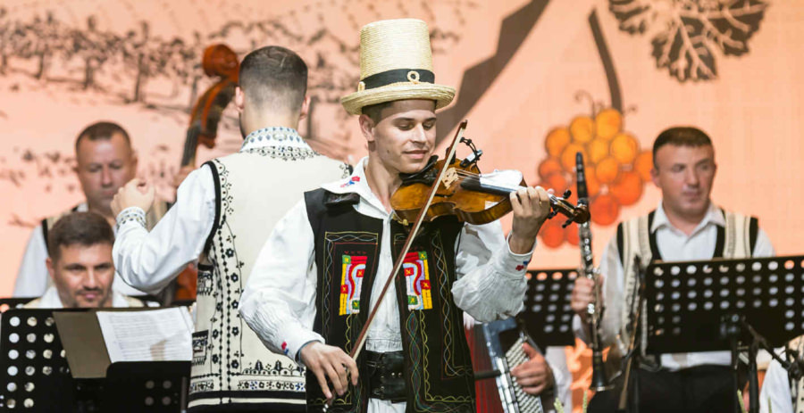 Rareș Pop, un tânăr talentat care promite mult în folclorul maramureșean: „Scena o simt ca pe propria mea casă”