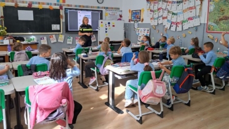 Elevii din Recea, lecții de siguranță alături de polițiști