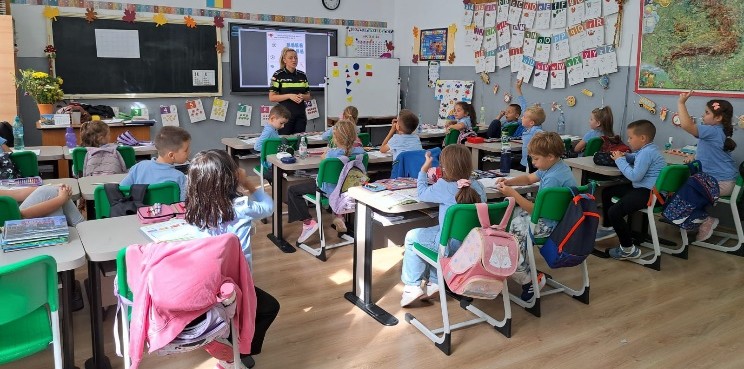 Elevii din Recea, lecții de siguranță alături de polițiști