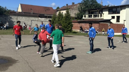 Fotbaliști la întâlnire cu copiii, în proiectul „CSM Sighet în școala ta”
