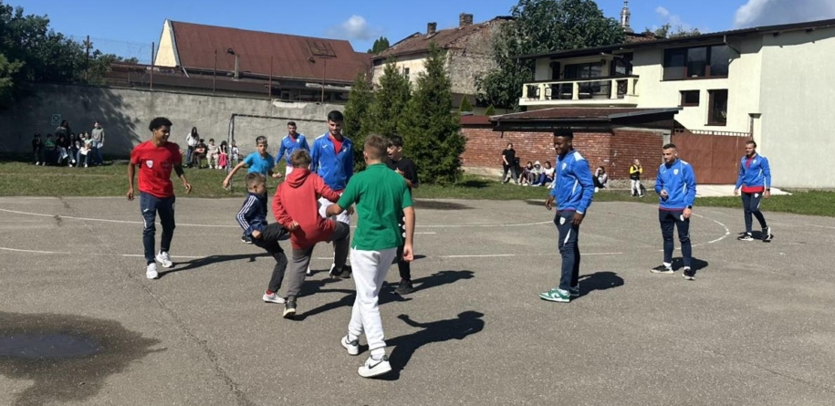 Fotbaliști la întâlnire cu copiii, în proiectul „CSM Sighet în școala ta”