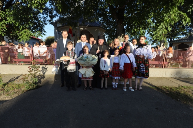 PS Părinte Timotei Sătmăreanul a resfințit biserica Parohiei „Sfinții Apostoli Petru și Pavel” din localitatea Dacia