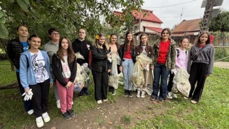 Elevi de la Colegiul ”Dragoș Vodă” din Sighet, la curățenie în Parcul Dendrologic