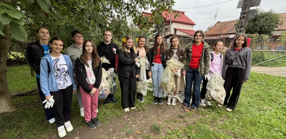 Elevi de la Colegiul ”Dragoș Vodă” din Sighet, la curățenie în Parcul Dendrologic