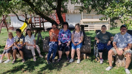 Tinerii cu nevoi speciale au pășit în lumea tradițiilor locale, la Muzeul Satului Baia Mare