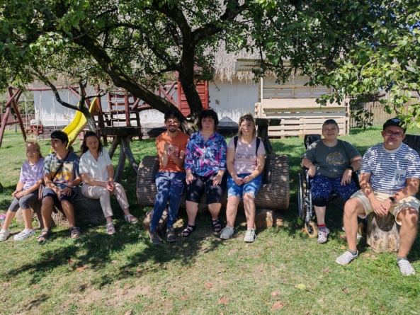 Tinerii cu nevoi speciale au pășit în lumea tradițiilor locale, la Muzeul Satului Baia Mare