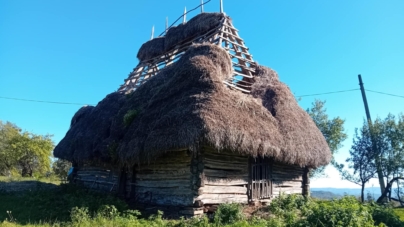 În Preluca Nouă se organizează clacă de învelit șura cu paie