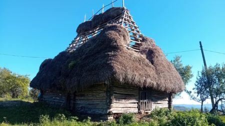 În Preluca Nouă se organizează clacă de învelit șura cu paie
