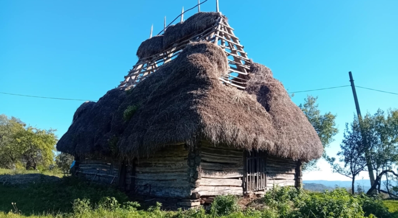 În Preluca Nouă se organizează clacă de învelit șura cu paie