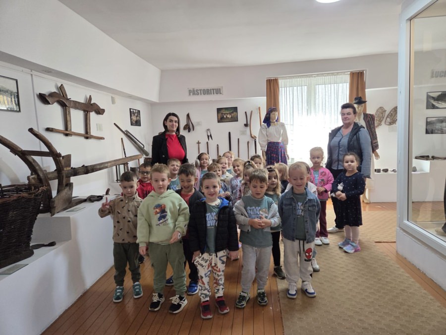 Copiii de la Grădinița cu Program Prelungit Nr.1 din Vișeu de Sus, în vizită la Muzeul de Istorie și Etnografie