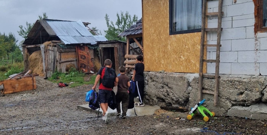Solidaritate la început de an școlar: Peste 50 de copii din Desești au primit ghiozdane pline cu rechizite și speranțe