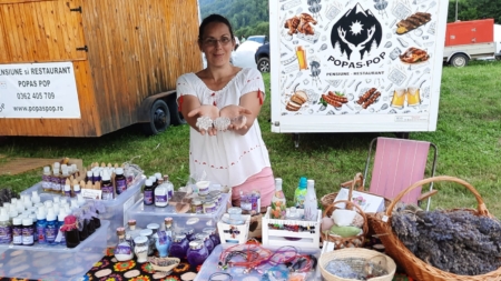 Anca Paraschiv, producător local de cosmetice naturale: „De când am aflat despre această minunată plantă care, pe lângă faptul că este deosebit de frumoasă și parfumată, este si foarte versatilă, am studiat foarte mult despre ea…”