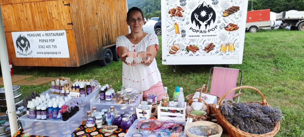 Anca Paraschiv, producător local de cosmetice naturale: „De când am aflat despre această minunată plantă care, pe lângă faptul că este deosebit de frumoasă și parfumată, este si foarte versatilă, am studiat foarte mult despre ea…”