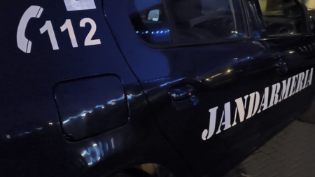 Scandal într-un local din Baia Mare. Un bărbat a fost luat pe sus de jandarmi și dus la poliție