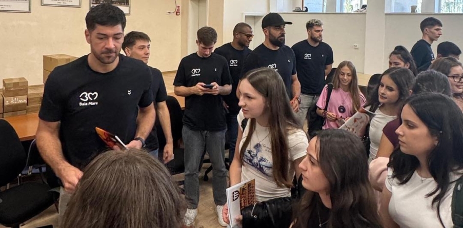 Jucătorii de la CS Minaur, la întâlnire cu elevii de la Colegiul ”Vasile Lucaciu”