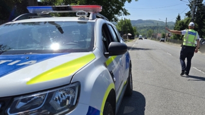 Prins după ce a consumat alcool și fără permis la volanul unei mașini cu numere false