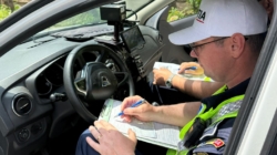 Prinși la volan deși aveau permisele reținute