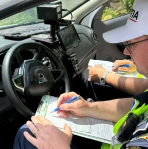 Prinși la volan deși aveau permisele reținute