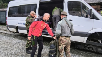 Operațiune de aproape șase ore a salvamontiștilor pentru recuperarea a trei tineri din Munții Maramureșului