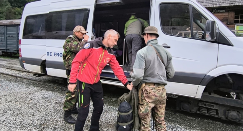 Operațiune de aproape șase ore a salvamontiștilor pentru recuperarea a trei tineri din Munții Maramureșului