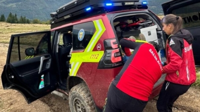 Intervenție a salvamontiștilor în sprijinul unui motociclist german care s-a accidentat în Munții Maramureșului